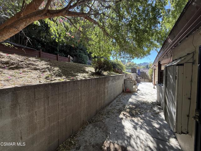 3384 Barham Boulevard, Los Angeles CA: https://media.crmls.org/mediaz/b9d59807-6c0b-450c-8fd7-4e5904ccd15e.jpg