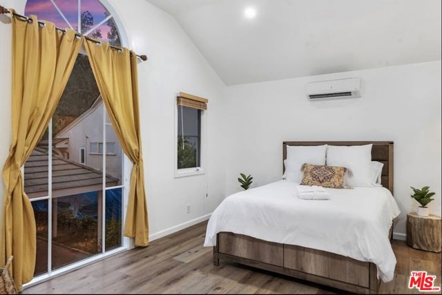 1174 Coldwater Canyon Drive, Beverly Hills CA: https://media.crmls.org/mediaz/b9d6152d-663e-4388-aaa6-28c64a98553b.jpg
