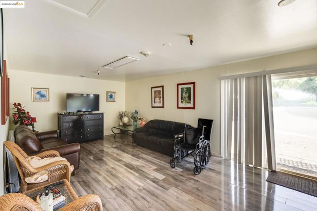 18905 Standish Ave, Hayward CA: https://media.crmls.org/mediaz/b9d64ac3-be2c-4361-ba54-e3684c8daf20.jpg