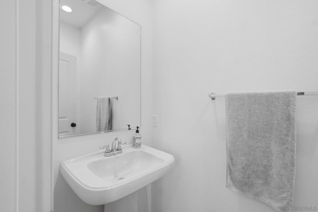 https://media.crmls.org/mediaz/b9d682ab-2d26-48bf-be54-0e3a17041ccd.jpg?preset=X-Large