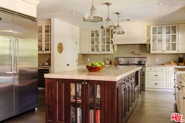 4237 Bluebell Avenue, Studio City CA: https://media.crmls.org/mediaz/b9d78f28-8187-428a-8bdd-e03f039af9ca.jpg