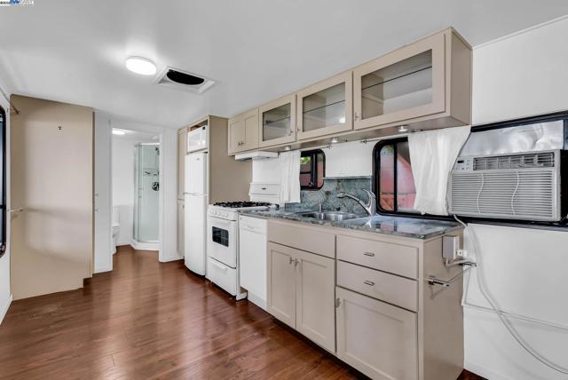 39478 Zacate Ave, Fremont CA: https://media.crmls.org/mediaz/b9d7f2cd-44ef-4c0b-9785-96aaffda32be.jpg
