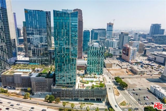 889 Francisco, Los Angeles CA: https://media.crmls.org/mediaz/b9d8079c-e94f-4aa8-9dc1-1aae61c83732.jpg