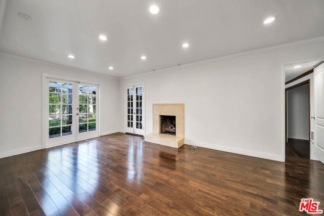 618 N Rodeo Drive, Beverly Hills CA: https://media.crmls.org/mediaz/b9d81de9-ca0b-4761-a991-a443d2d3c7d3.jpg