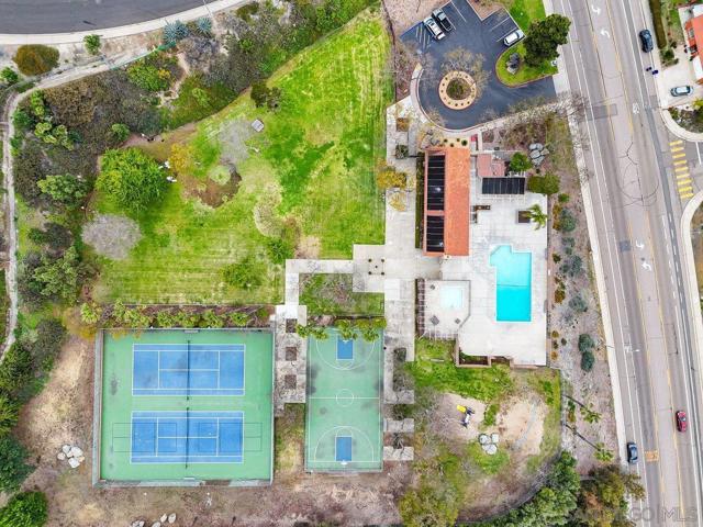 2305 Nueces Ln, Spring Valley CA: https://media.crmls.org/mediaz/b9d83fad-1f61-4243-b60b-78846bc639ed.jpg