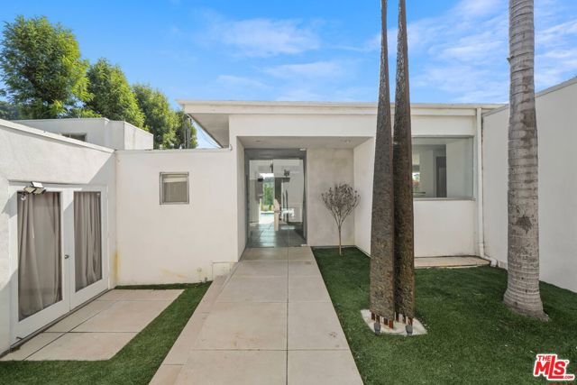2442 Green View Place, Los Angeles CA: https://media.crmls.org/mediaz/b9d8c2eb-7c97-4e8c-a00b-14ccbea59e3d.jpg