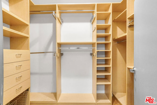 645 W 9th Street, Los Angeles CA: https://media.crmls.org/mediaz/b9d94578-7bc3-4109-84d2-1cd1a98f7010.jpg