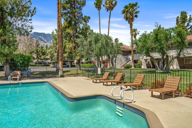 575 N Villa Court, Palm Springs CA: https://media.crmls.org/mediaz/b9da4202-6713-474c-8a3b-401945473def.jpg