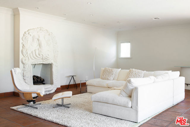 1031 Cove Way, Beverly Hills CA: https://media.crmls.org/mediaz/b9db2998-eb19-44a9-a3b9-053781b31426.jpg