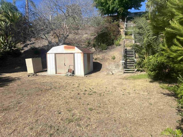7219 Mimosa Dr, Carlsbad CA: https://media.crmls.org/mediaz/b9db4cb5-8f93-4622-864e-b5d6960ea95c.jpg