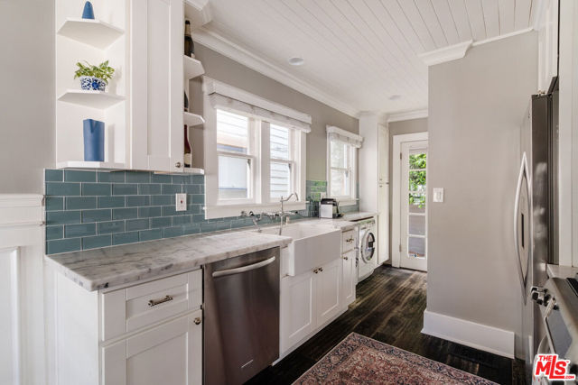 224 San Juan Avenue, Venice CA: https://media.crmls.org/mediaz/b9dbb69b-0dcf-40d8-8296-bf9bc2930cdf.jpg