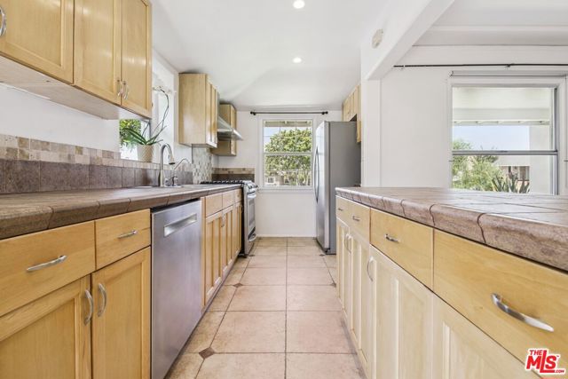 8150 Kenyon Avenue, Los Angeles CA: https://media.crmls.org/mediaz/b9dcfc7c-92a2-43d3-b04c-a3ba0ab642e4.jpg