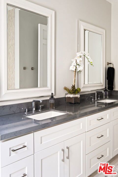 5325 Collingwood Circle, Calabasas CA: https://media.crmls.org/mediaz/b9de2829-1907-4ca3-b662-6a6ccb0755a6.jpg