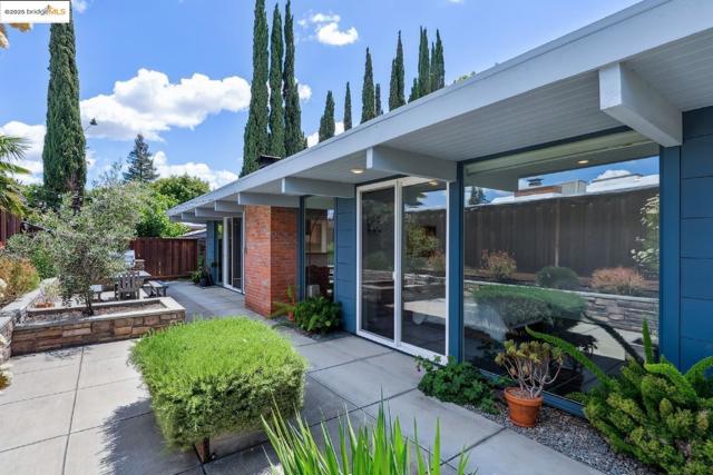 4003 Santa Fe CT, Concord CA: https://media.crmls.org/mediaz/b9de916e-719e-48f4-9936-f02ffb043513.jpg