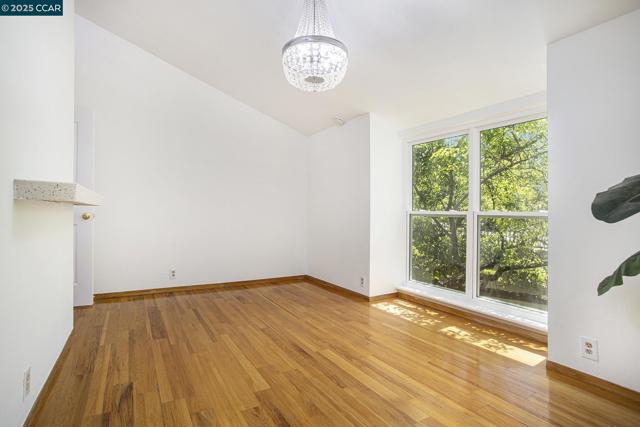 2075 Ascot Dr, Moraga CA: https://media.crmls.org/mediaz/b9df3ae7-4731-457e-a7b4-77ea23e14fd6.jpg