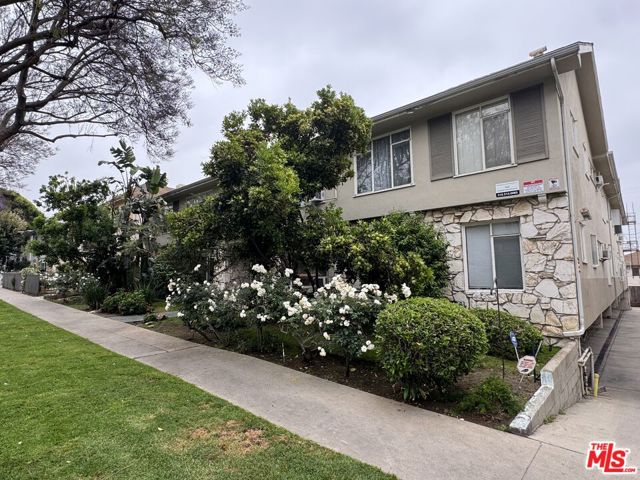 8218 De Longpre Avenue, West Hollywood CA: https://media.crmls.org/mediaz/b9df7a71-e8f8-4591-980e-4c4c38a9848a.jpg