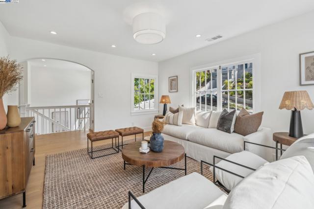 1129 WELLINGTON STREET, Oakland CA: https://media.crmls.org/mediaz/b9df84ac-c274-4a98-8425-f8b383387a9d.jpg
