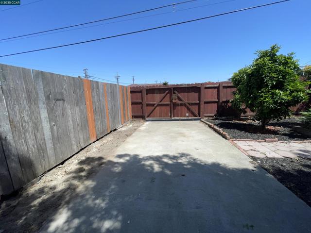 2029 Sutter Ave, San Pablo CA: https://media.crmls.org/mediaz/b9dfa819-85bb-4440-b686-f2d50fa72061.jpg