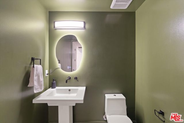 1345 Havenhurst Drive, West Hollywood CA: https://media.crmls.org/mediaz/b9e02c69-325e-4c67-93ae-9aff36b6938d.jpg