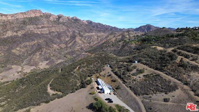 11077 Pacific View Drive, Malibu CA: https://media.crmls.org/mediaz/b9e1b4b7-47fe-41c7-acb0-84003b1865ae.jpg