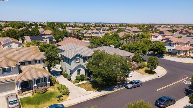 53 Puffin Cir, Oakley CA: https://media.crmls.org/mediaz/b9e2434b-5853-4dba-af02-4b98f4e3c5ee.jpg