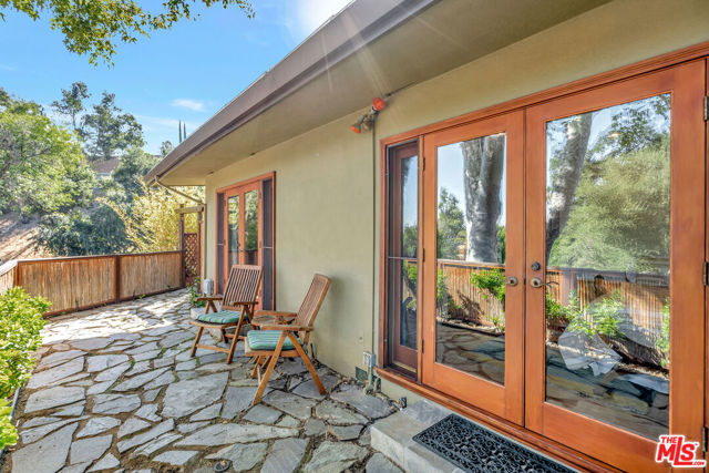 15511 Woodcrest Drive, Sherman Oaks CA: https://media.crmls.org/mediaz/b9e2fe27-1cfd-4308-9724-9b14300b449c.jpg