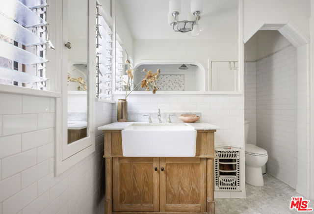 6105 Mount Angelus Drive, Los Angeles CA: https://media.crmls.org/mediaz/b9e38229-77fb-4d0a-988d-abaf9632f9be.jpg
