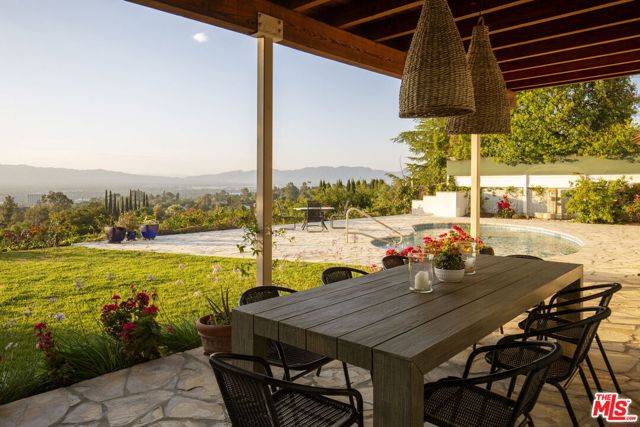 16303 Mandalay Drive, Encino CA: https://media.crmls.org/mediaz/b9e4431e-2a76-4c9d-a78b-79ea6462873b.jpg