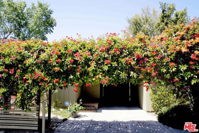 2299 Beverwil Drive, Los Angeles CA: https://media.crmls.org/mediaz/b9e553fa-b8fd-4768-9aec-ef67d04a820c.jpg