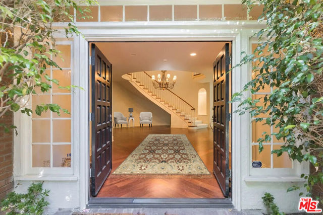 12386 Ridge Circle, Los Angeles CA: https://media.crmls.org/mediaz/b9e5a8f7-7177-4403-b4b3-6ea5fa4f7a46.jpg