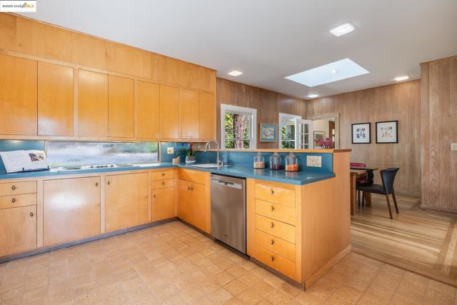 2671 Shasta Rd, Berkeley CA: https://media.crmls.org/mediaz/b9e5e2c9-8494-4147-9792-ee1cc986d7e0.jpg
