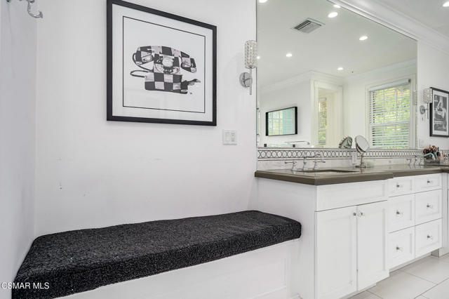 508 W Stafford Road, Thousand Oaks CA: https://media.crmls.org/mediaz/b9e63095-4c03-4f82-9761-c05381e3492e.jpg