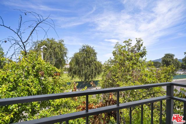 4541 Colfax Avenue, Studio City CA: https://media.crmls.org/mediaz/b9e7f4bb-dcb3-45b6-907f-d62737299669.jpg