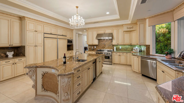 1455 Robmar Drive, Beverly Hills CA: https://media.crmls.org/mediaz/b9e854fd-333d-4fe5-aeb7-039bb2b27b6c.jpg