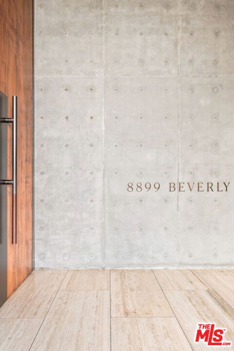8899 Beverly Boulevard, Los Angeles CA: https://media.crmls.org/mediaz/b9e88687-96fa-4b23-bf90-8f351199f859.jpg