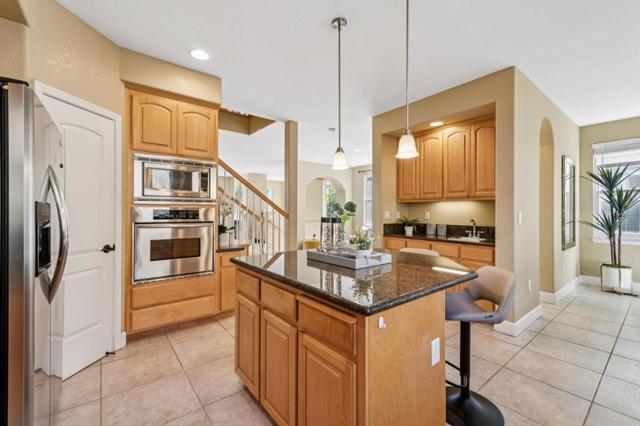 58 Pointe View Place, South San Francisco CA: https://media.crmls.org/mediaz/b9e908e2-23e4-42f4-a26f-e71264a2cda5.jpg