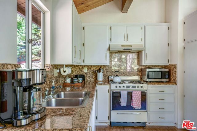 2378 Rim Of The World Drive, Running Springs CA: https://media.crmls.org/mediaz/b9e94a4f-5f90-4b3f-b707-4c905ae2aabb.jpg