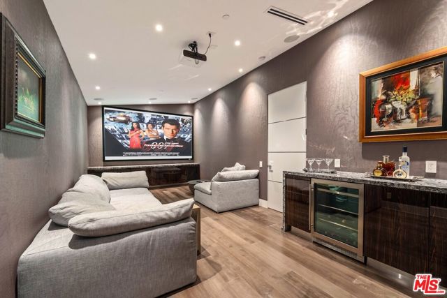 4049 Coldwater Canyon Avenue, Studio City CA: https://media.crmls.org/mediaz/b9e9a3cc-e2d9-4ef8-80b9-d8b09d3d5f1c.jpg