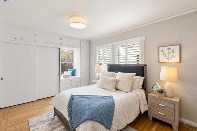 2806 Clay St, Alameda CA: https://media.crmls.org/mediaz/b9e9f547-c6dd-444c-97a5-df47089258b3.jpg