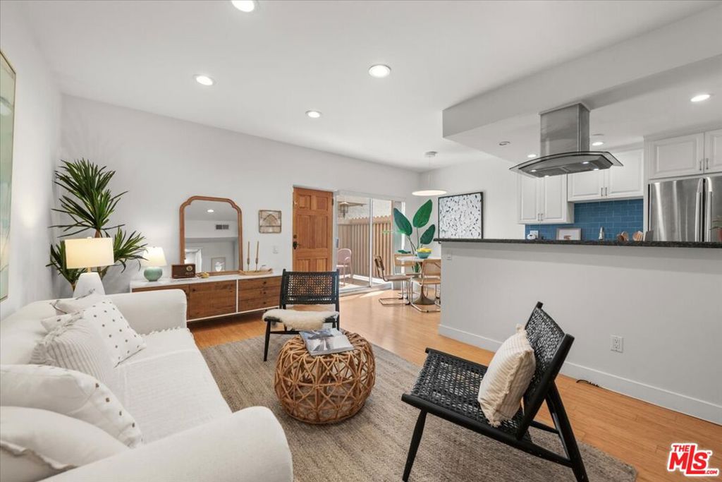 622 S Barrington Avenue #100