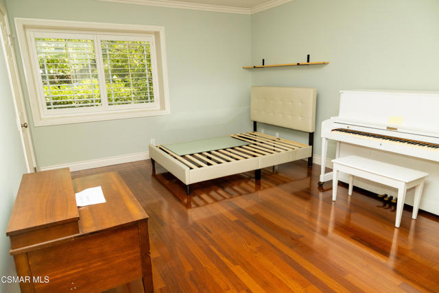 385 Somerset Circle, Thousand Oaks CA: https://media.crmls.org/mediaz/b9ebb305-e06a-45b7-8bdf-b8960042aced.jpg