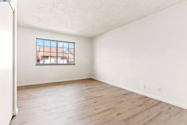 446 Bayview Cir, San Francisco CA: https://media.crmls.org/mediaz/b9ebcc03-97e9-4bcf-8c91-5a58b7fcea33.jpg