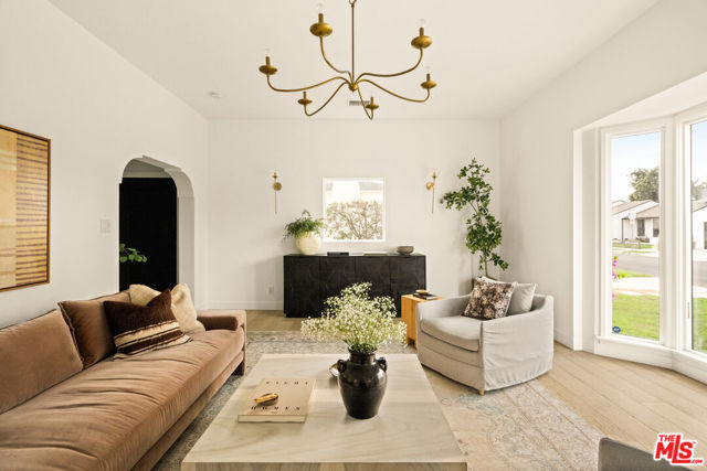 3928 S Bronson Avenue, Los Angeles CA: https://media.crmls.org/mediaz/b9ebe556-4aad-4133-90bb-d5ed12bdfa44.jpg