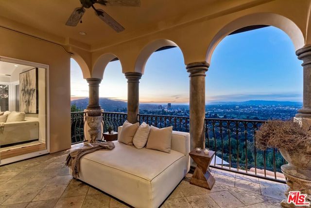 3595 Wonder View Drive, Los Angeles CA: https://media.crmls.org/mediaz/b9ec9aa1-5ec8-4fa3-ad12-934e1986d102.jpg