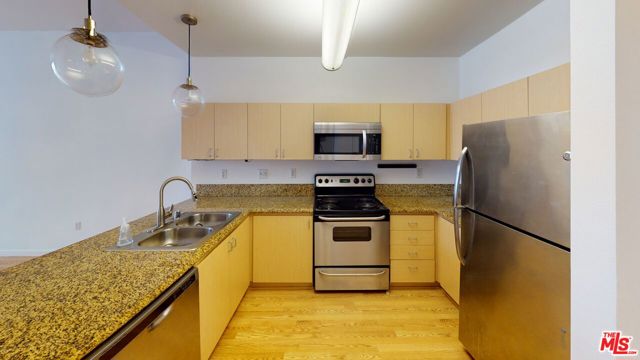 630 W 6th Street, Los Angeles CA: https://media.crmls.org/mediaz/b9ecec4b-6b1f-47f4-b25f-9289de2cff26.jpg