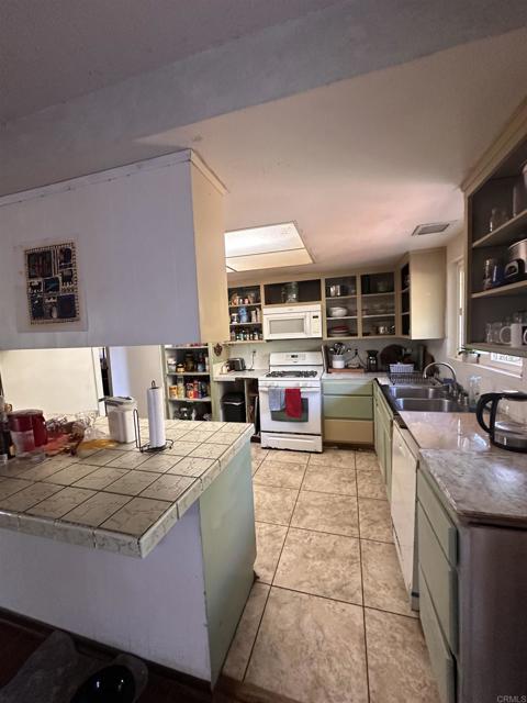 Detail Gallery Image 18 of 57 For 2430 Sunflower Ter, Vista,  CA 92083 - 3 Beds | 2 Baths