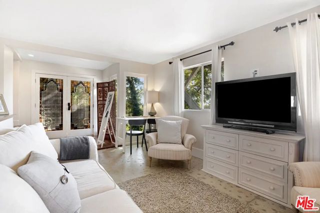 3625 Serra Road, Malibu CA: https://media.crmls.org/mediaz/b9eea653-c14d-469f-adc5-9d926f4ec836.jpg