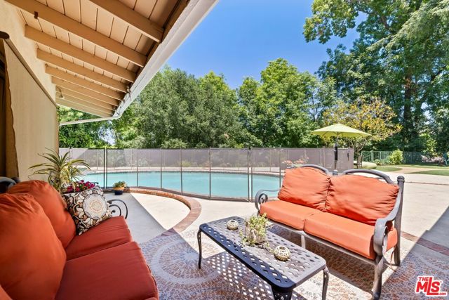 16241 W Meadow Ridge Way, Encino CA: https://media.crmls.org/mediaz/b9eeb033-7a2d-4a1f-ad05-2de5bc6d70aa.jpg