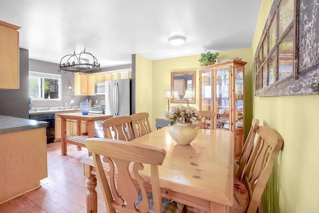 2536 White Oak Place, Escondido CA: https://media.crmls.org/mediaz/b9ef24da-ed01-44a4-b33c-2ba4db225c2e.jpg