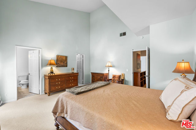 2405 34th Street, Santa Monica CA: https://media.crmls.org/mediaz/b9efa32e-e64b-4c0c-8353-4d112f516601.jpg